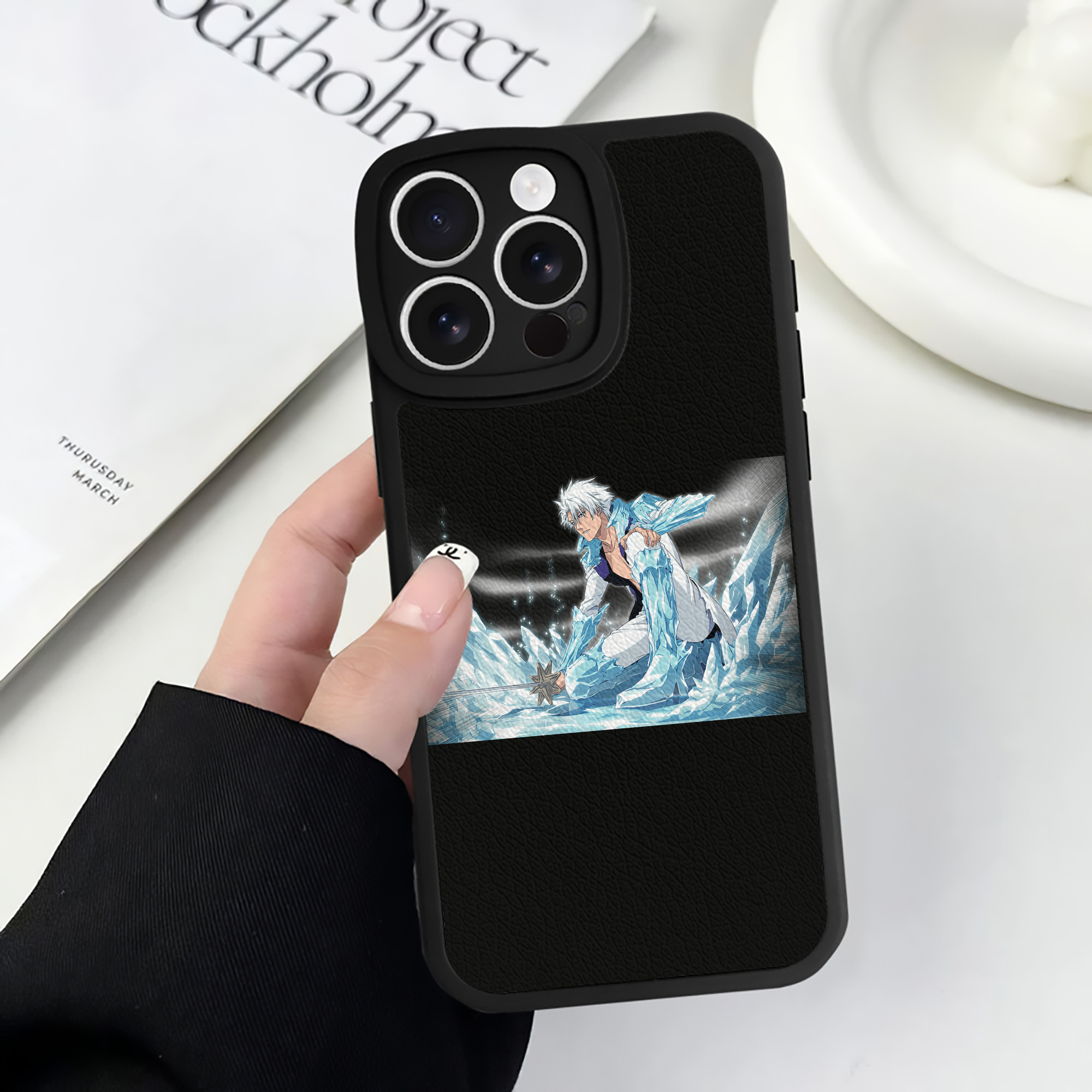 （画像用） ブリーチ 日番谷冬獅郎（ひつがや とうしろう） BLEACH Hitsugaya Toushirou 【iPhone 16シリーズ対応】シリコンスマホケース（レザー調） 材質：シリコン